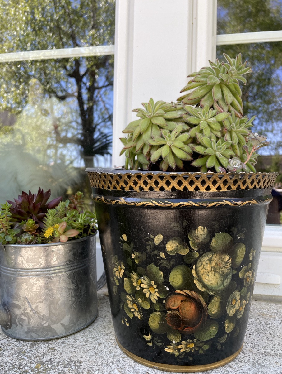 Refreshment Stand In Painted Sheet Metal Or Pot Cover