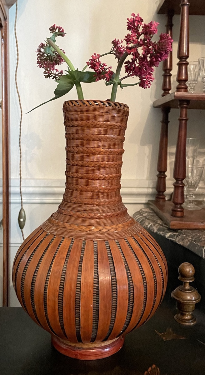 Vase à ikebana en bambou tressé 