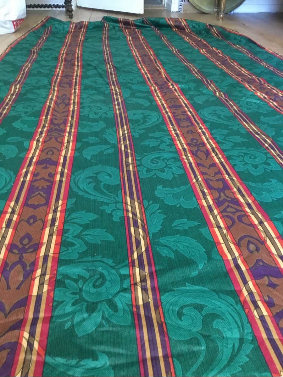 The Pair Of Curtains With Green Background-photo-2