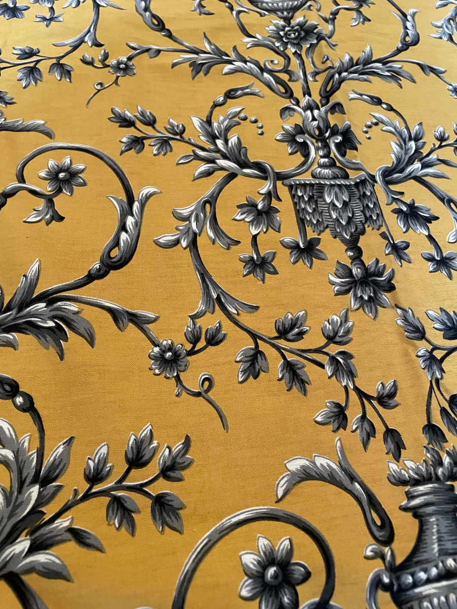 La paire de rideaux de style Louis XVI et cantonnière -photo-1