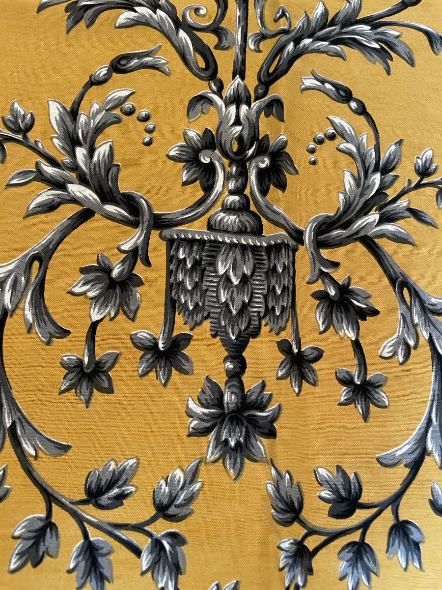 La paire de rideaux de style Louis XVI et cantonnière 