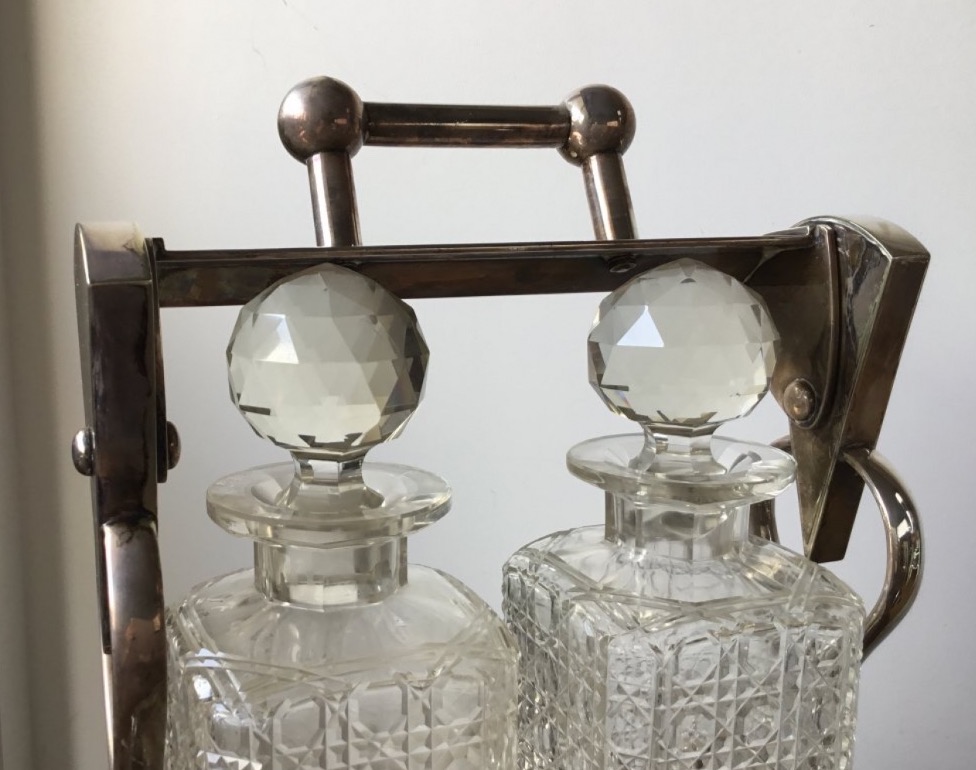 CAVE À LIQUEUR EN MÉTAL ARGENTÉ ET CRISTAL BACCARAT-photo-2