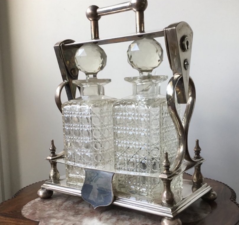 CAVE À LIQUEUR EN MÉTAL ARGENTÉ ET CRISTAL BACCARAT