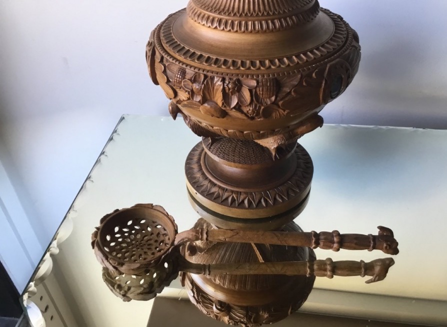 POT COUVERT EN BOIS SCULPTÉ ET SA CUILLÈRE-photo-1