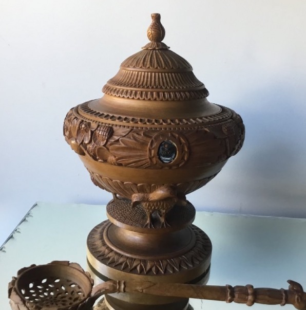 POT COUVERT EN BOIS SCULPTÉ ET SA CUILLÈRE