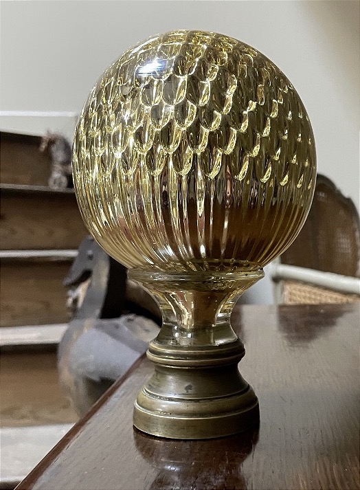 Baccarat – Boule De Rampe D’escalier En Cristal , XIXe Siècle, Nid D’abeille  Socle En Bronze