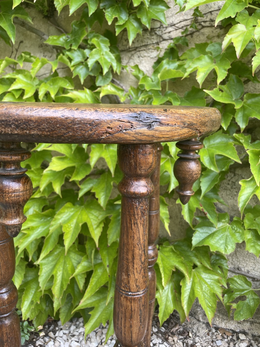 Oak Chorus Stool With 3 Fluted Columns-photo-2