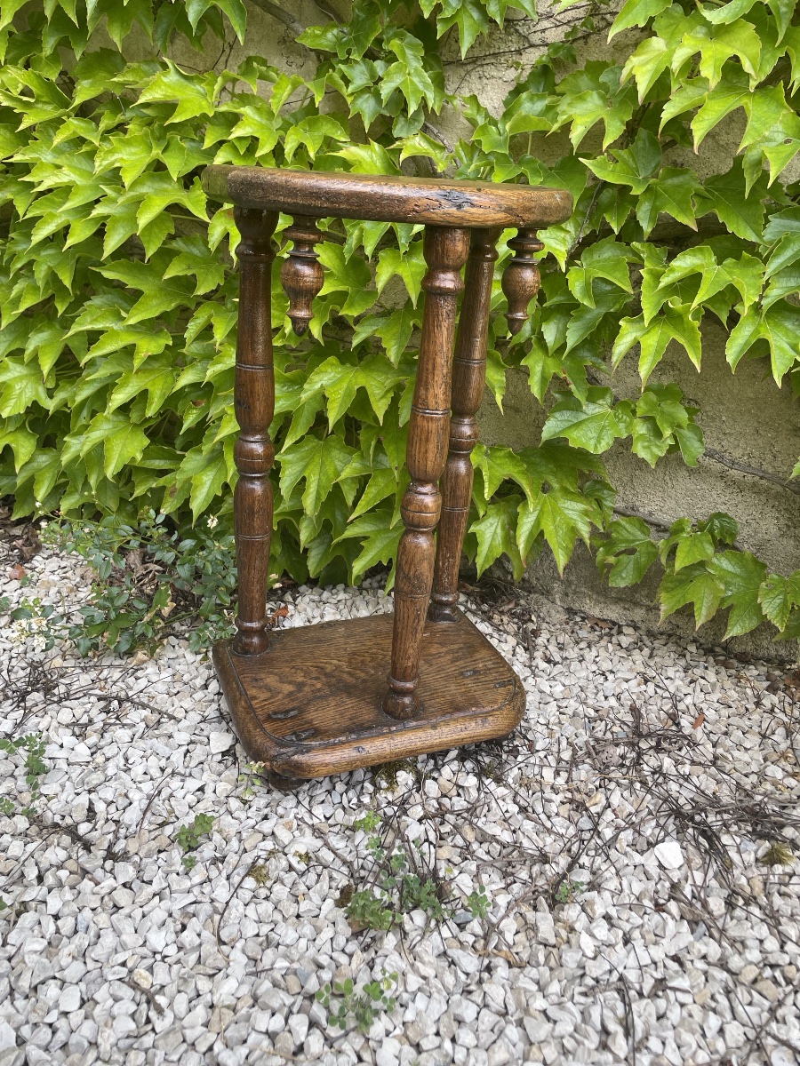 Oak Chorus Stool With 3 Fluted Columns-photo-1