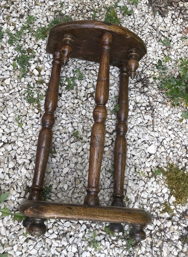 Oak Chorus Stool With 3 Fluted Columns-photo-6
