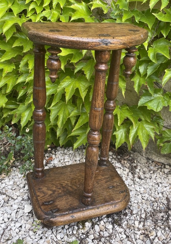 Oak Chorus Stool With 3 Fluted Columns