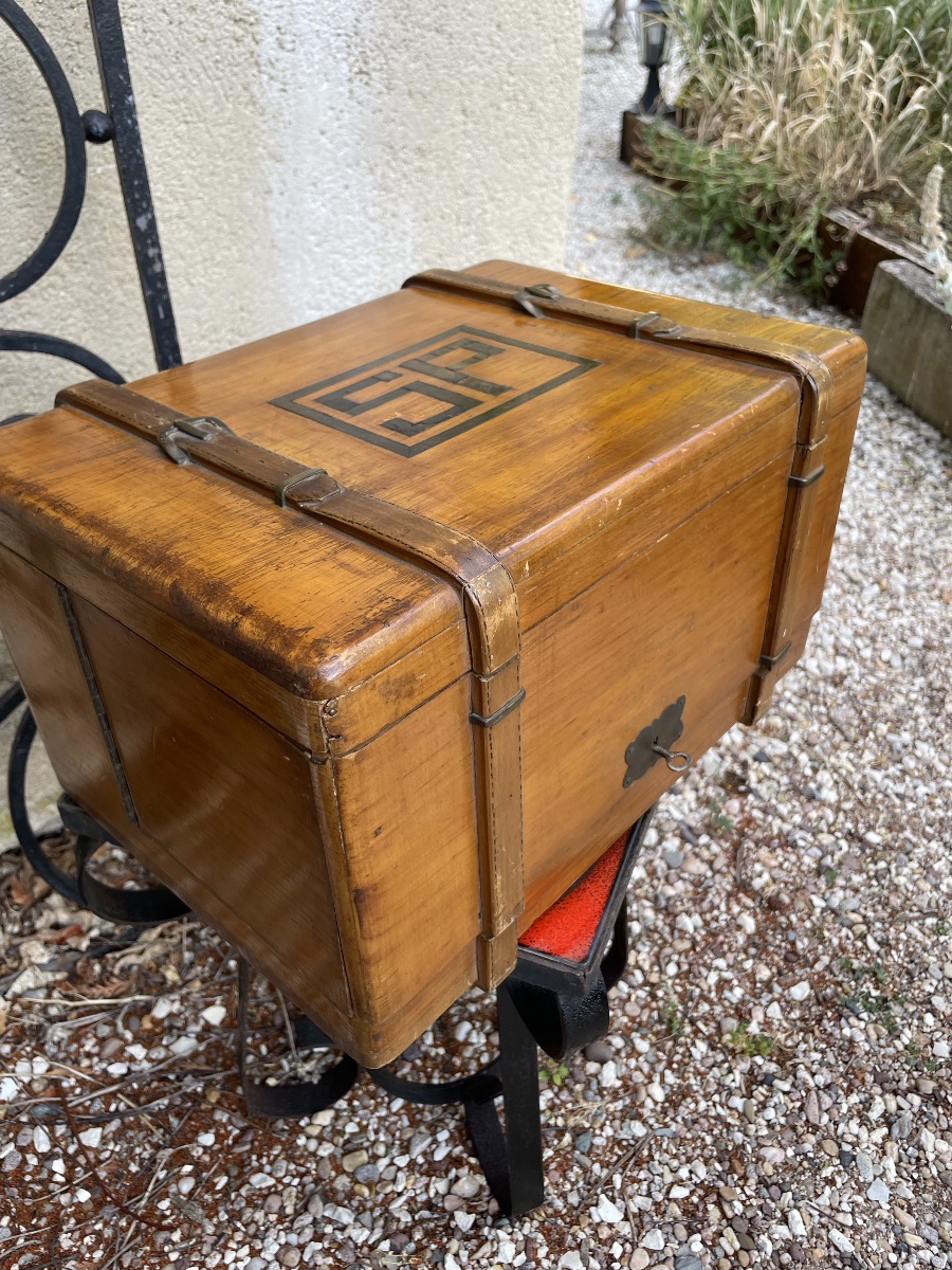 A Gift Set Designed To Look Like A Trunk With Trompe L’oeil Straps-photo-3