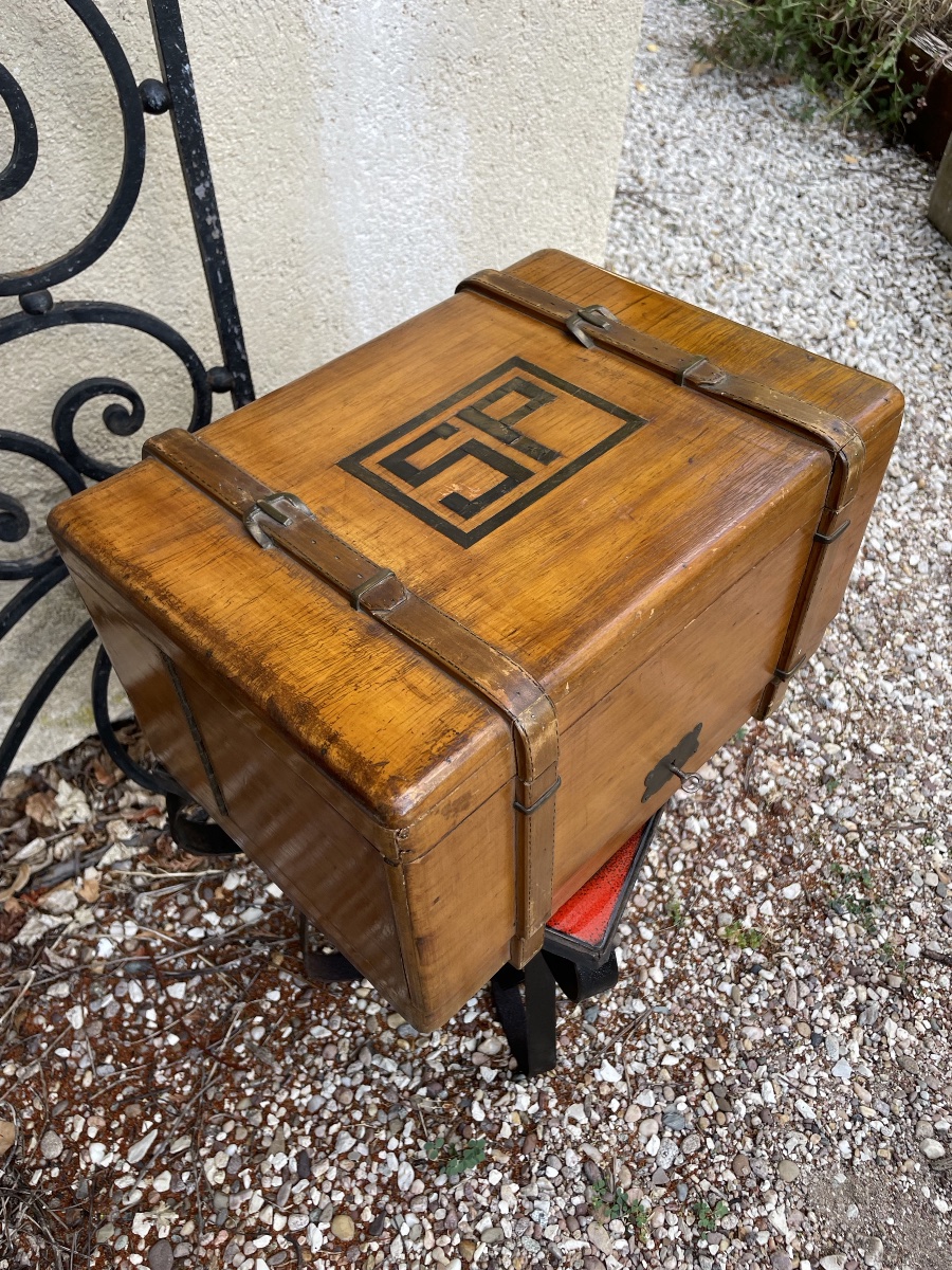 A Gift Set Designed To Look Like A Trunk With Trompe L’oeil Straps-photo-1