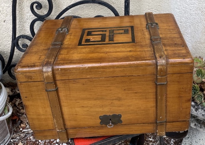 A Gift Set Designed To Look Like A Trunk With Trompe L’oeil Straps-photo-5