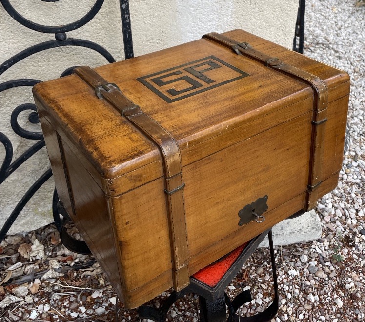 A Gift Set Designed To Look Like A Trunk With Trompe L’oeil Straps-photo-6