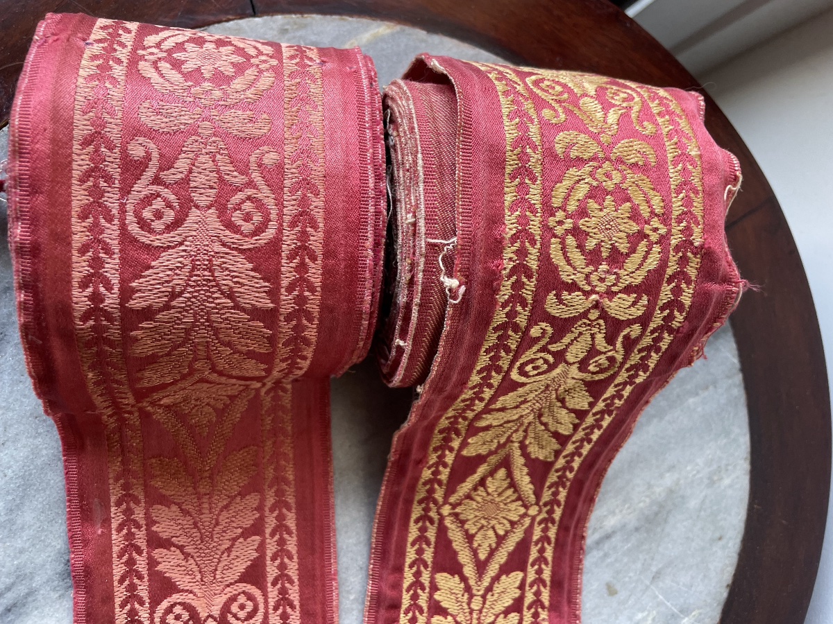 The Two Rolls Of Gold And Tone-on-tone Braid -photo-4