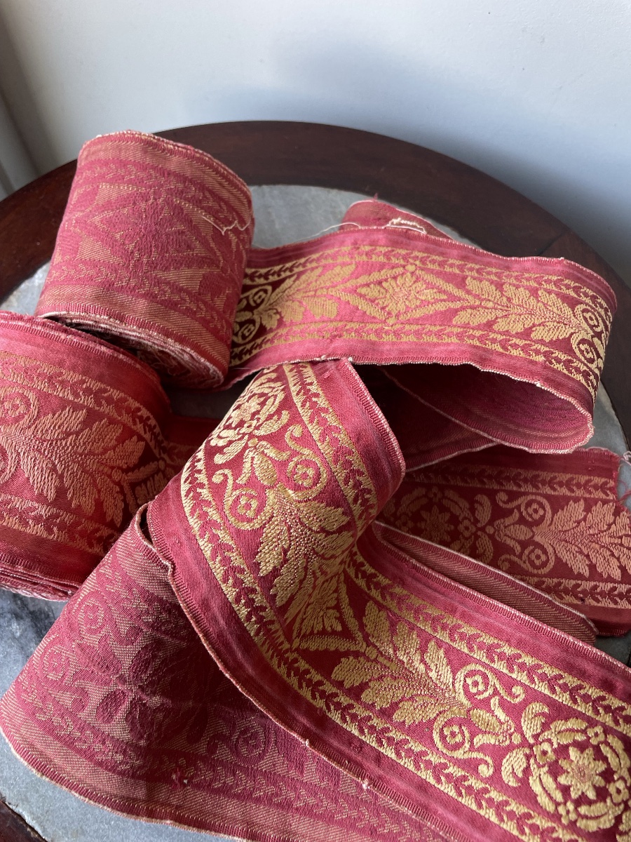The Two Rolls Of Gold And Tone-on-tone Braid -photo-4
