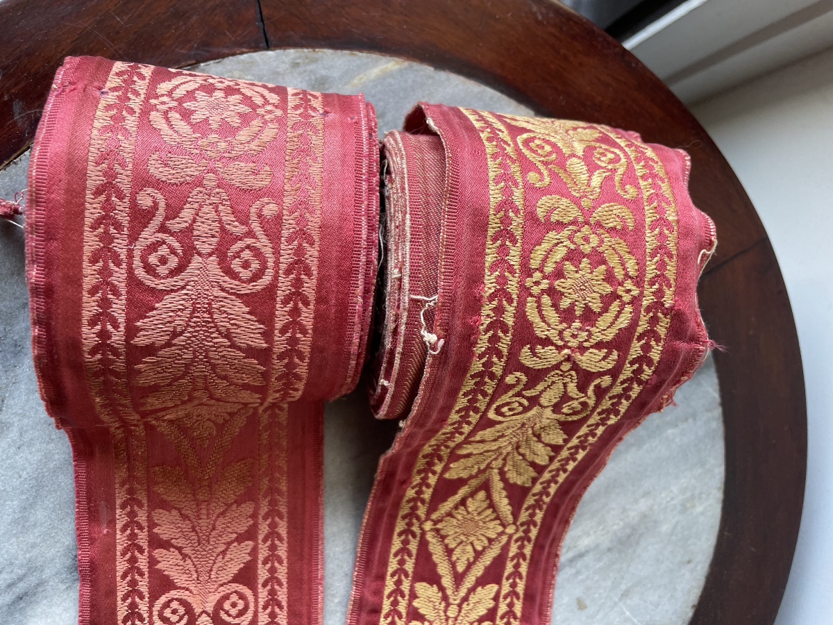 The Two Rolls Of Gold And Tone-on-tone Braid -photo-6