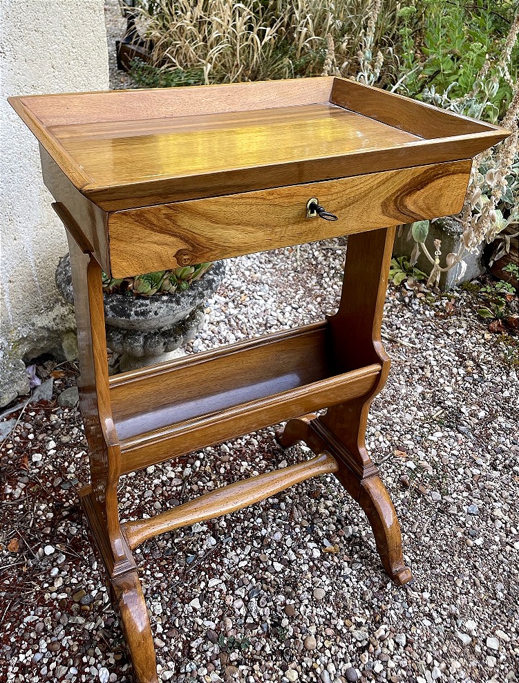 table de salon en placage de noyer , Charles X