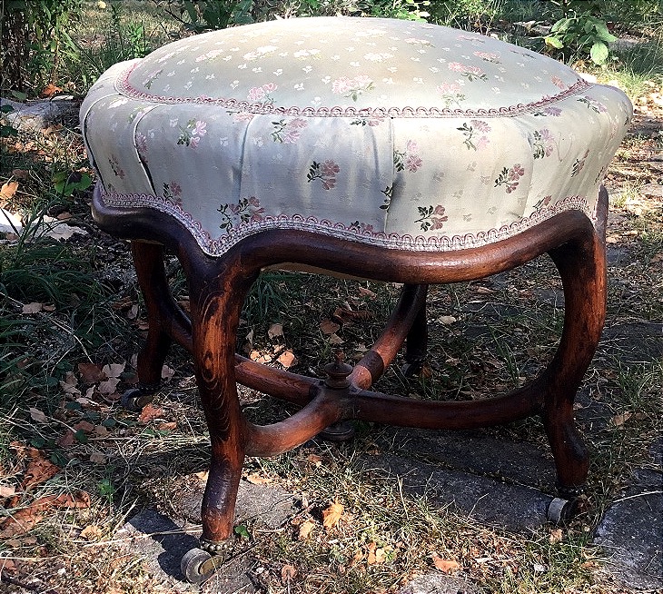 Tabouret pouf au piétement simulant un cordage 