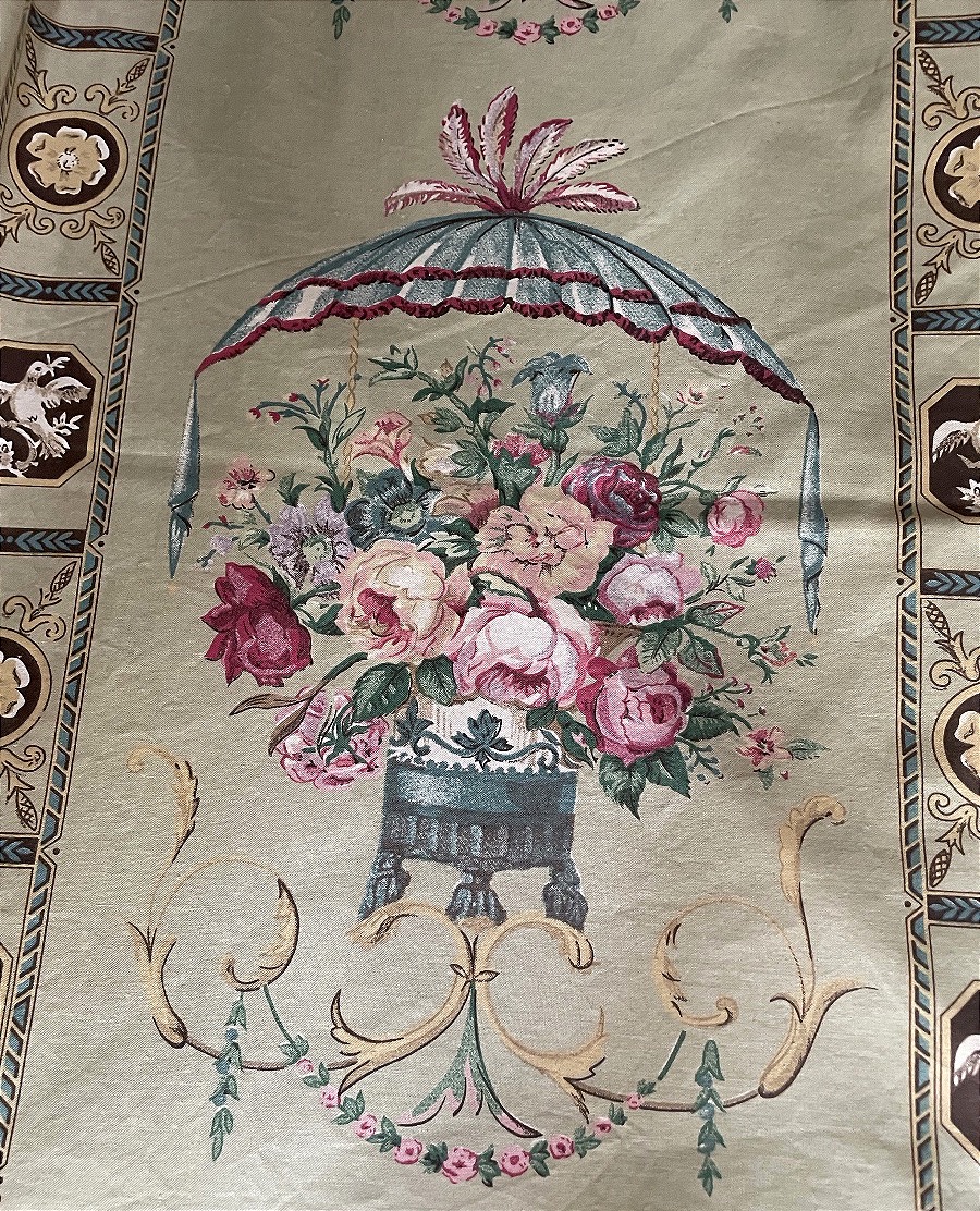 La paire de double rideaux bouquets de fleurs de style Louis XVI 