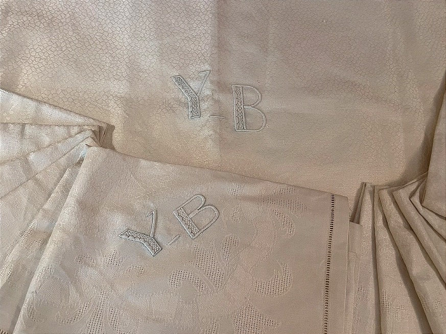 NAPPE ET SES 12 SERVIETTES EN LIN DAMASSÉ – MONOGRAMME Y B 