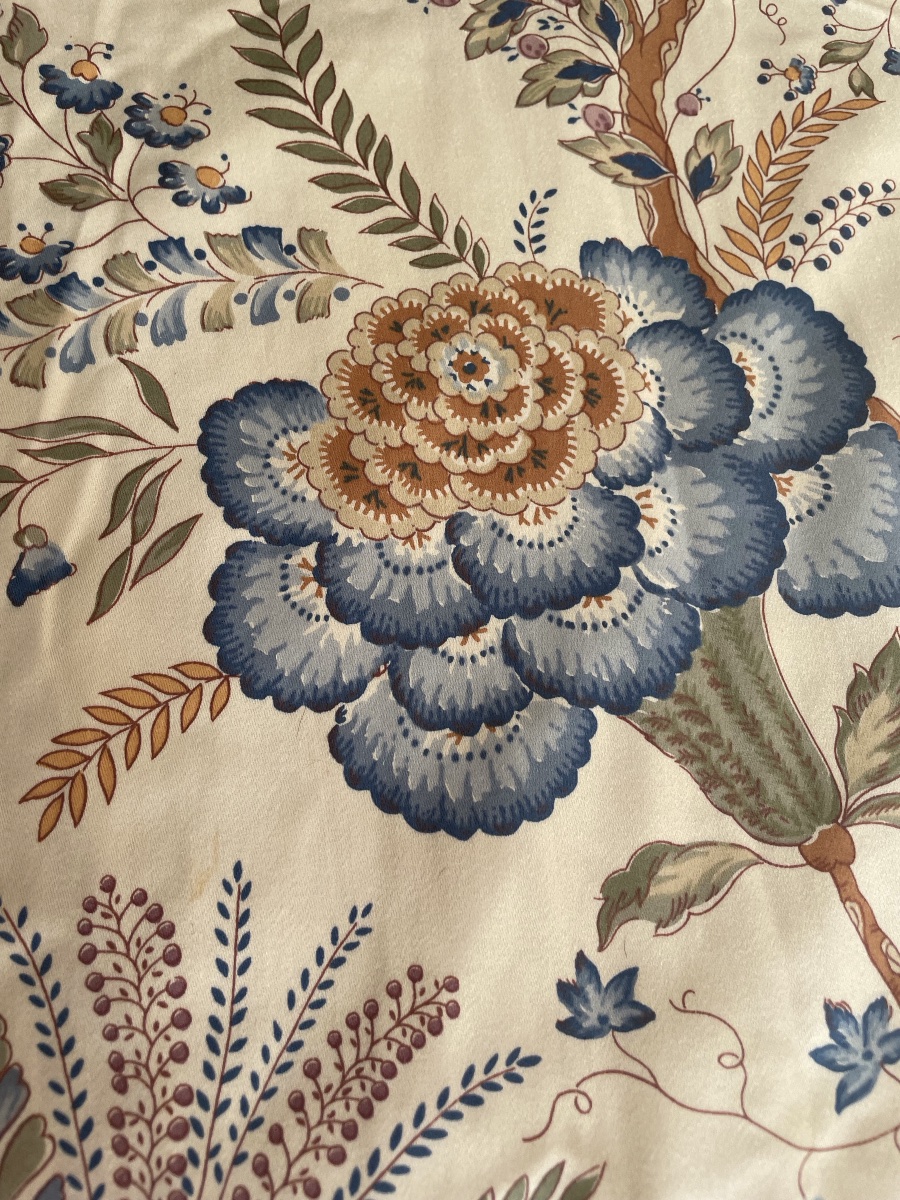La paire de grands rideaux à décor d’indienne ( H254 x 200 cm) 