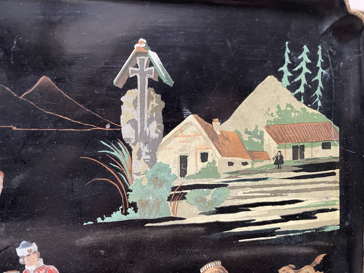 Boiled Cardboard Tray With A Scene Of Ice Skaters -photo-2
