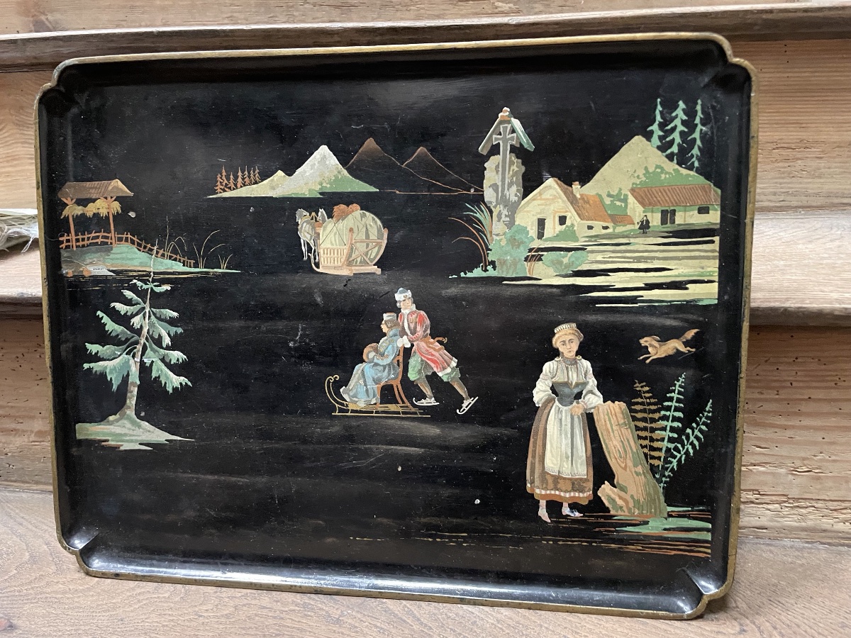 Boiled Cardboard Tray With A Scene Of Ice Skaters -photo-5