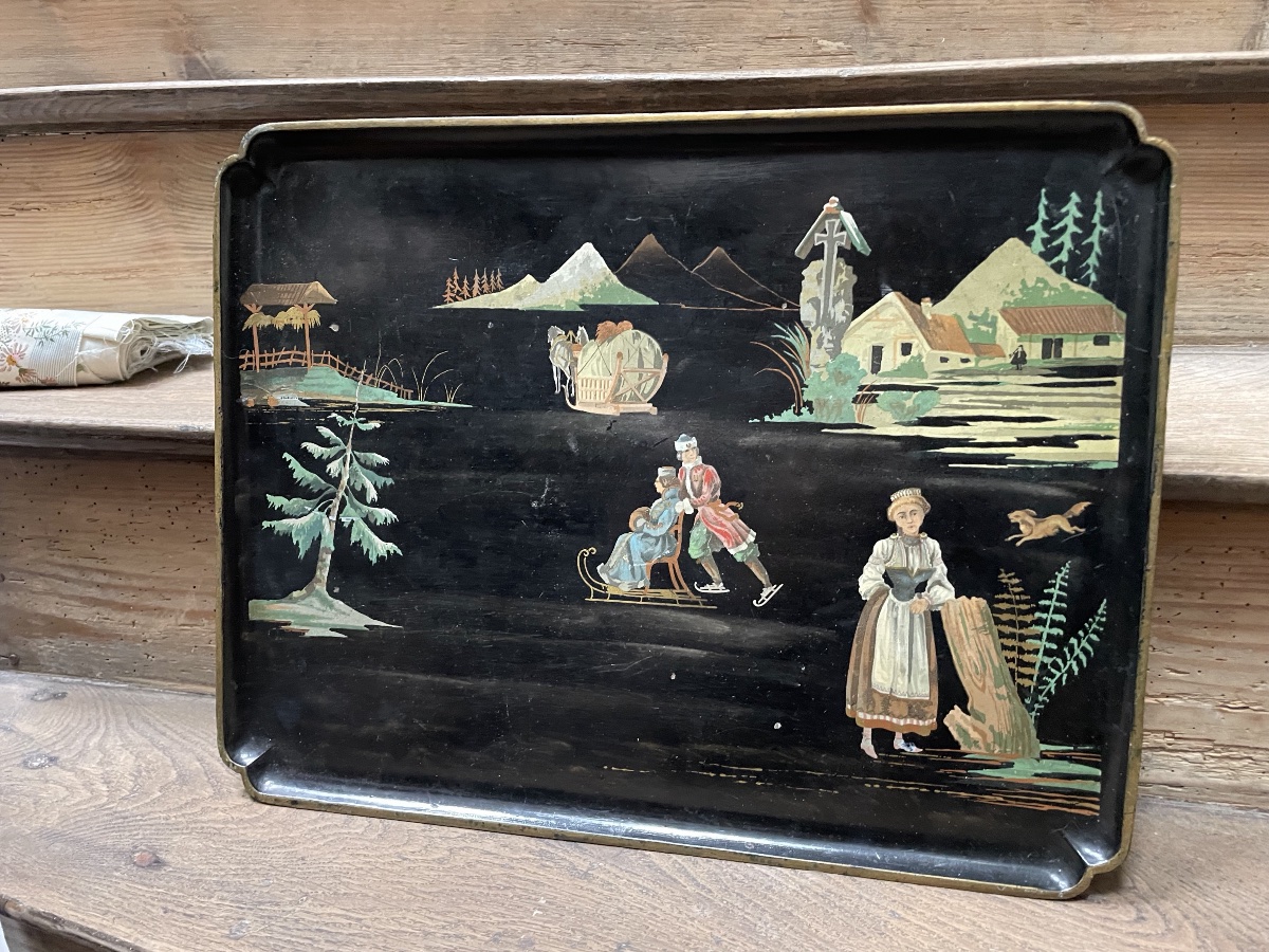 Boiled Cardboard Tray With A Scene Of Ice Skaters -photo-6