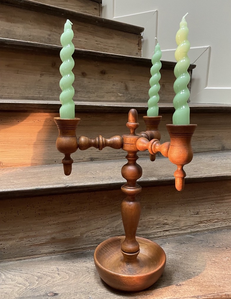 Chandelier de style scandinave en bois tourné 