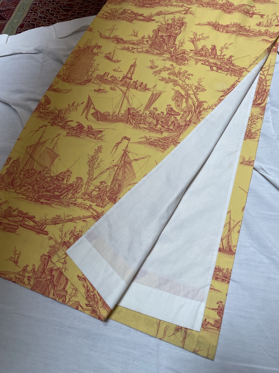 La paire de double rideaux toile de jouy au fond jaune vif-photo-1