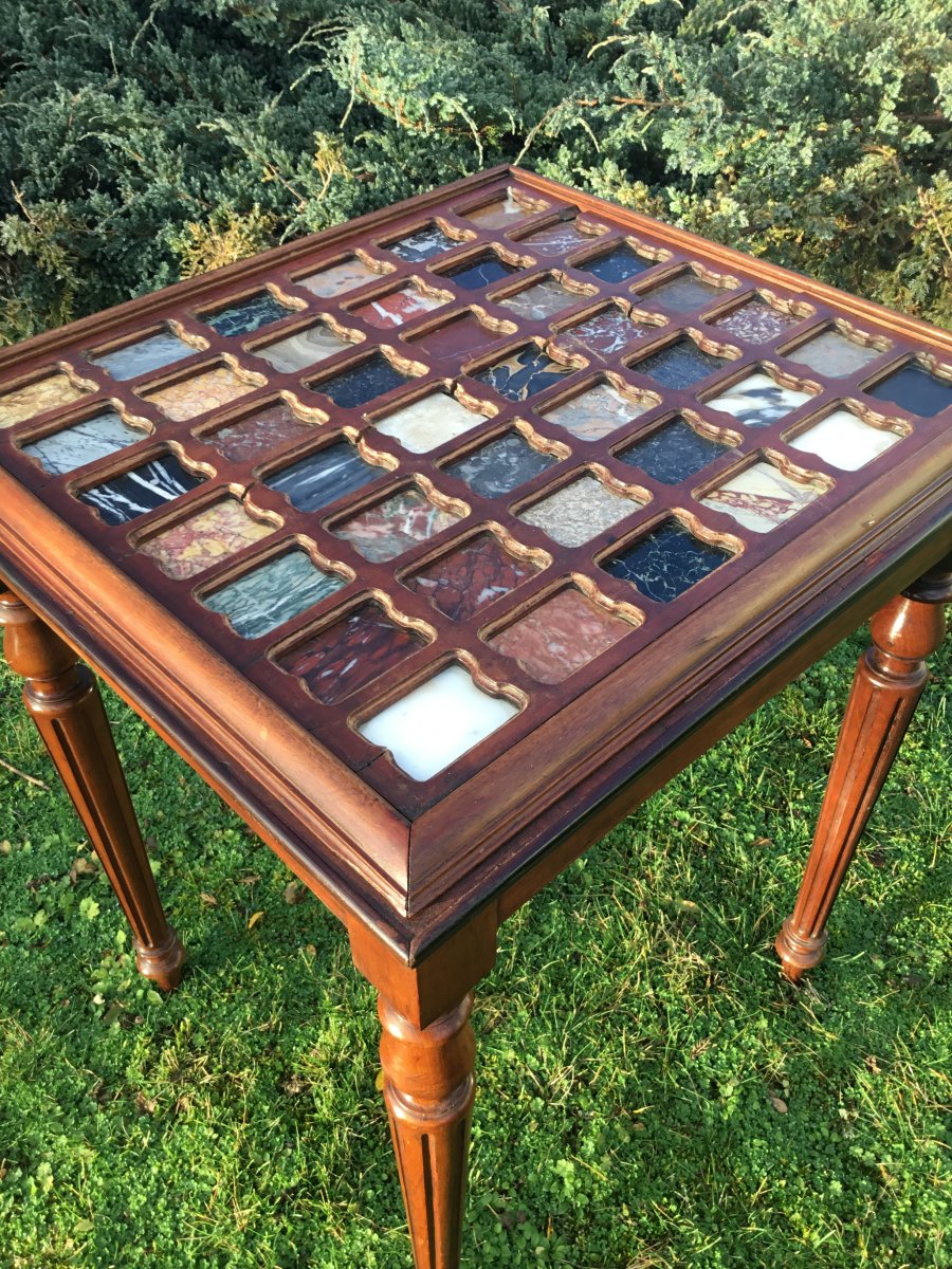 Table au plateau en marqueterie échantillonnée de marbre, de Style Louis XVI