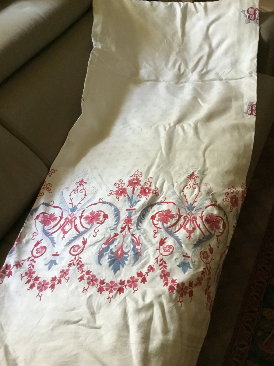 Overdecorated Damask Tablecloth With Embroidery-photo-3