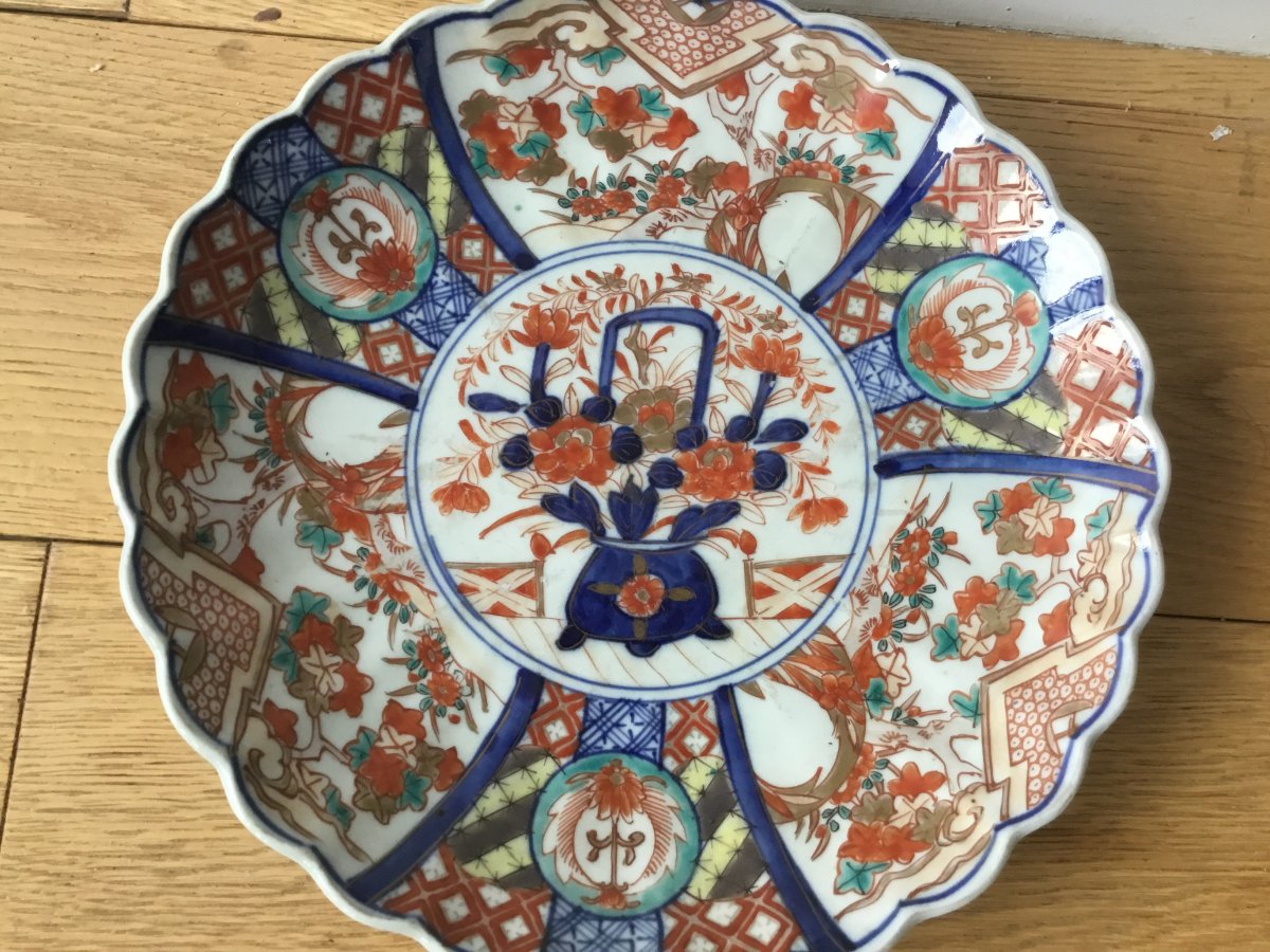 Small Imari Dish With Polylobed Contour, XIXth