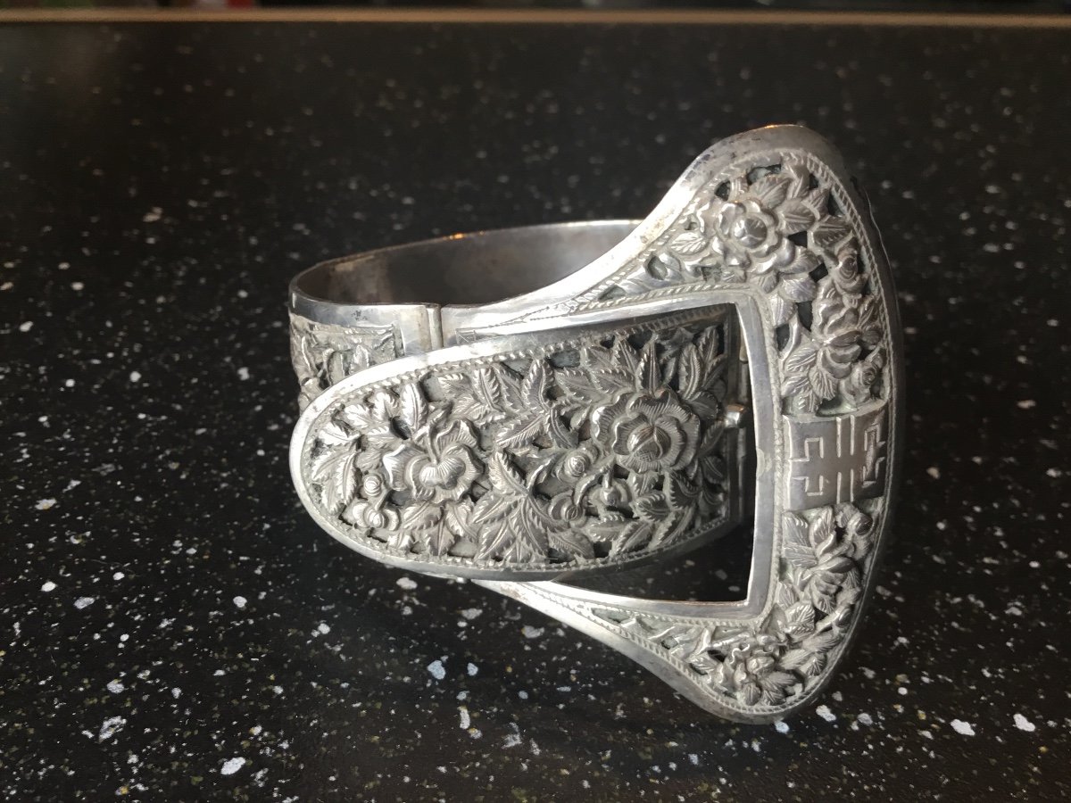 Chinese Silver Bracelet Forming A Buckle With Floral Decor, 1900-photo-1