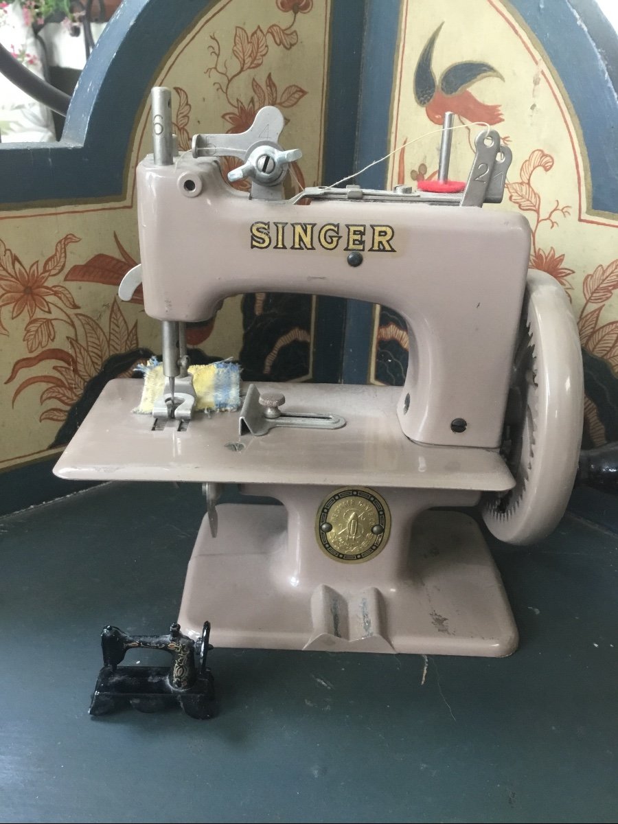 2 Miniatures Sewing  Machines-photo-2