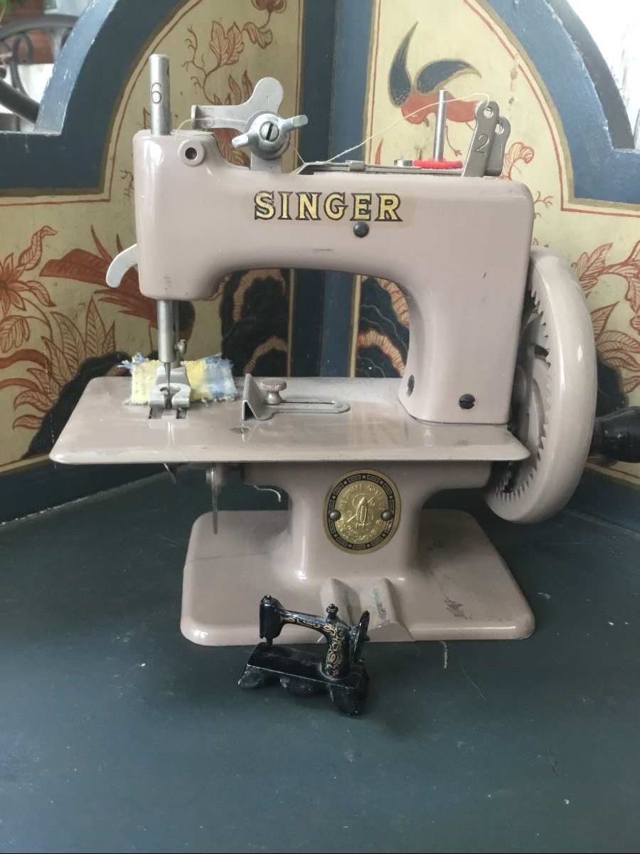 2 Miniatures Sewing  Machines-photo-3