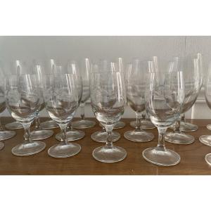 La suite de 27 verres en cristal gravé