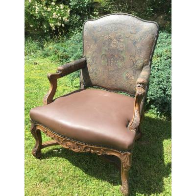 Large Fauteuil à Entretoise Recouvert D’un Cuir De Cordoue 