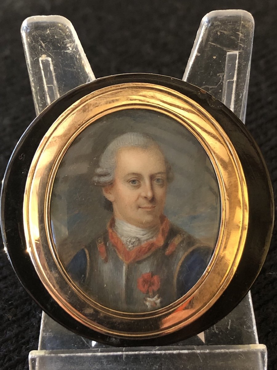 French School Of The 18th Century: Miniature Portrait Of An Officer -photo-2