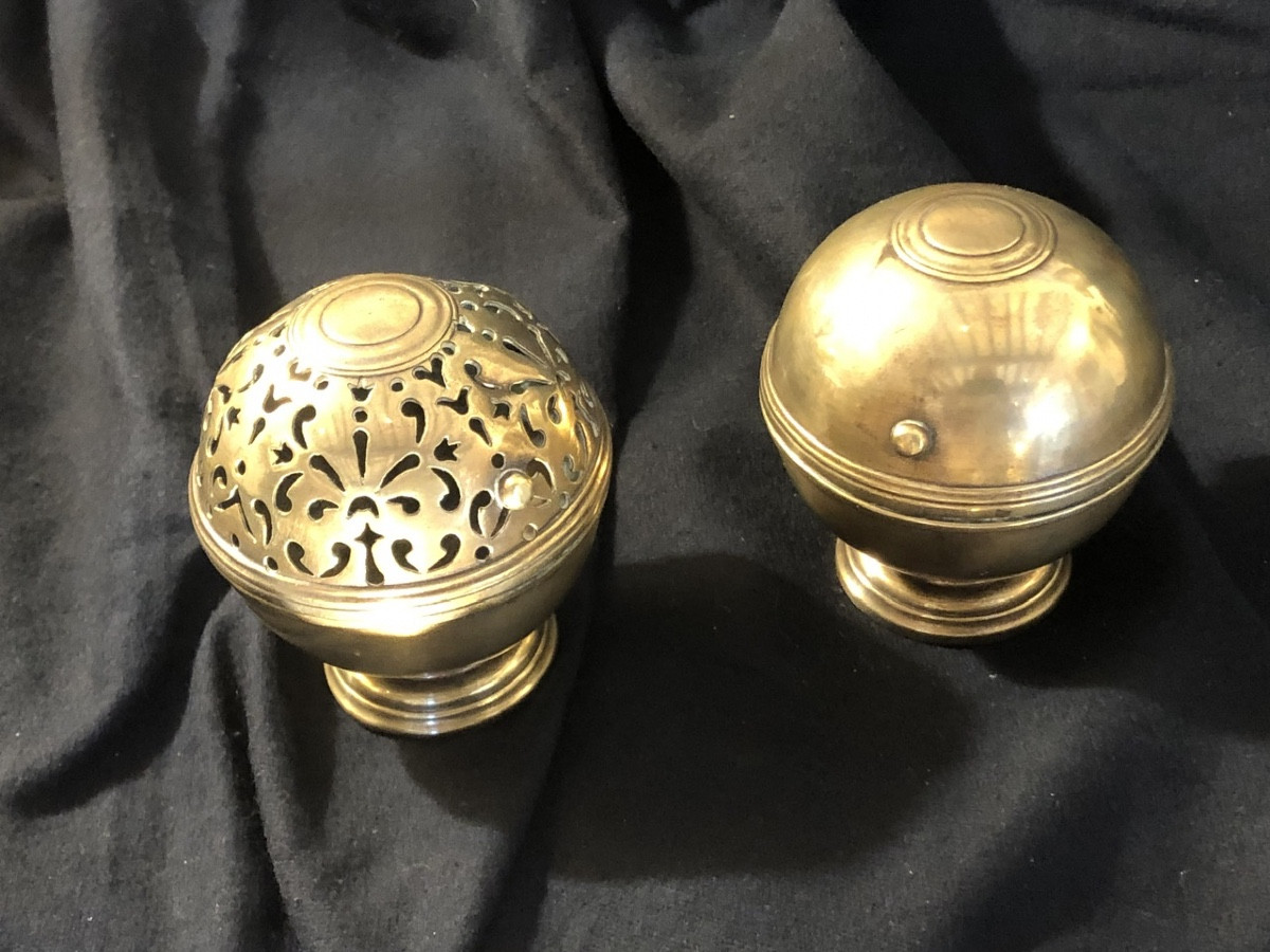 Paire de boules à savon et éponge en bronze - poinçonnée au C couronné -1745-1749 -photo-2