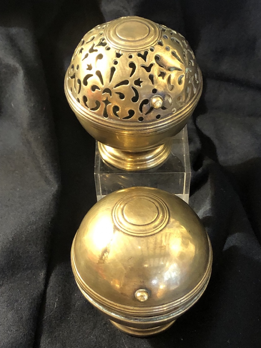 Paire de boules à savon et éponge en bronze - poinçonnée au C couronné -1745-1749 