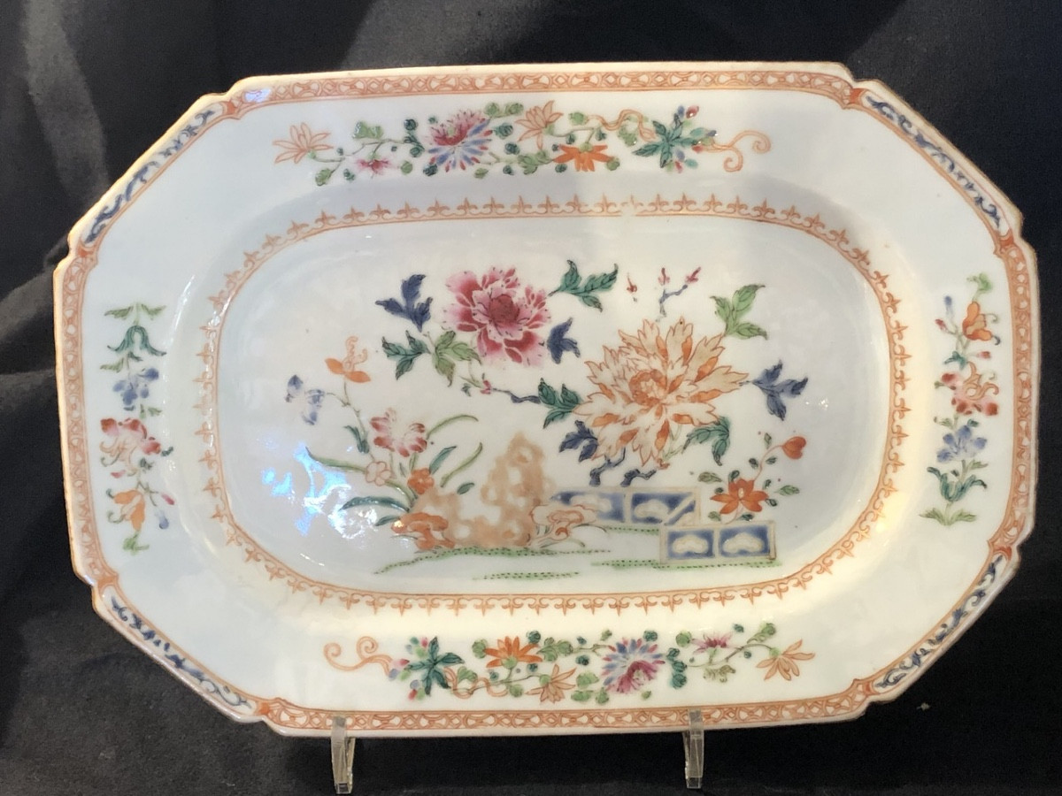 Chine XVIII eme - Plat en porcelaine  décor « Compagnie des Indes »  