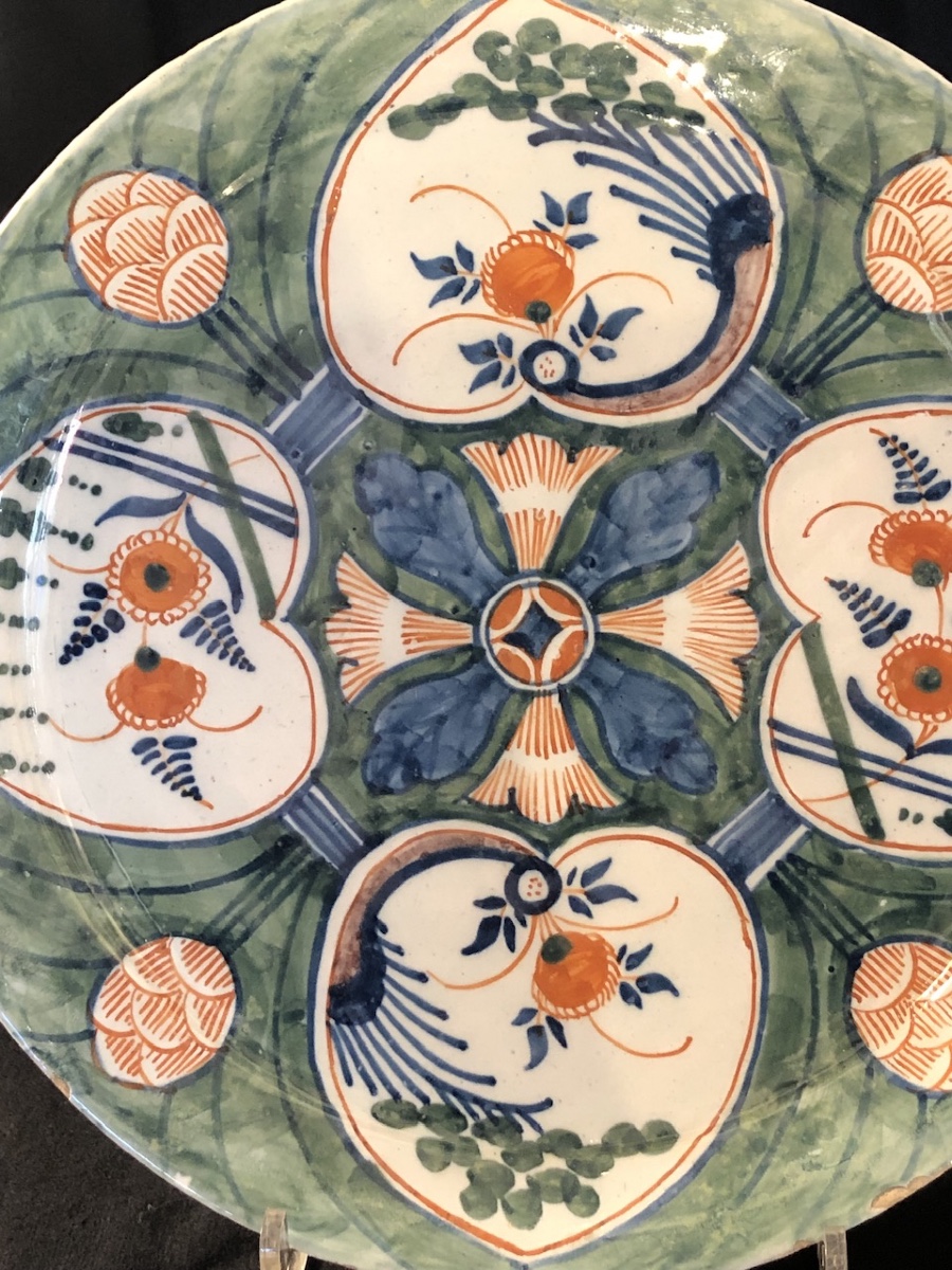 Assiette dite «  aux  Coeurs » Delft XVII eme - signée -photo-3