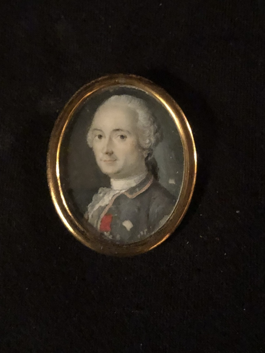 École Française du XVIII eme : Portrait en buste d’un homme de qualité en miniature -photo-2