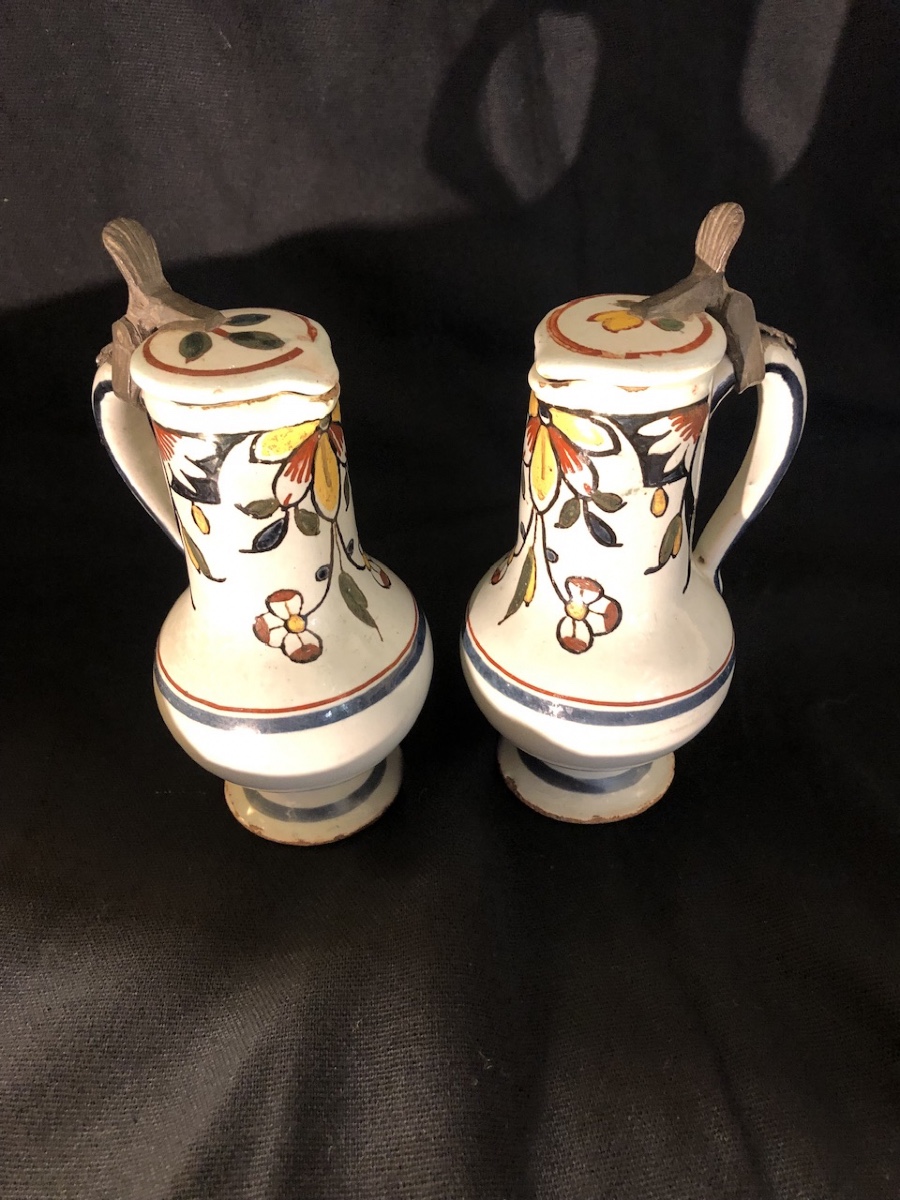 Paire de petits pichets couverts en faïence de Rouen époque XVIII eme