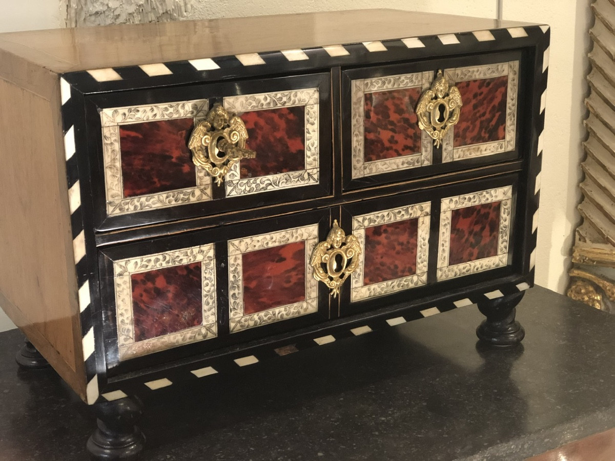 Petit cabinet époque Louis XIV fin XVII éme siècle 