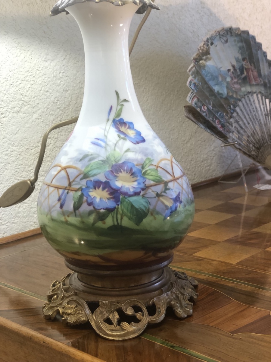 Lampe à pétrole en porcelaine décorée époque fin XIX eme -photo-1