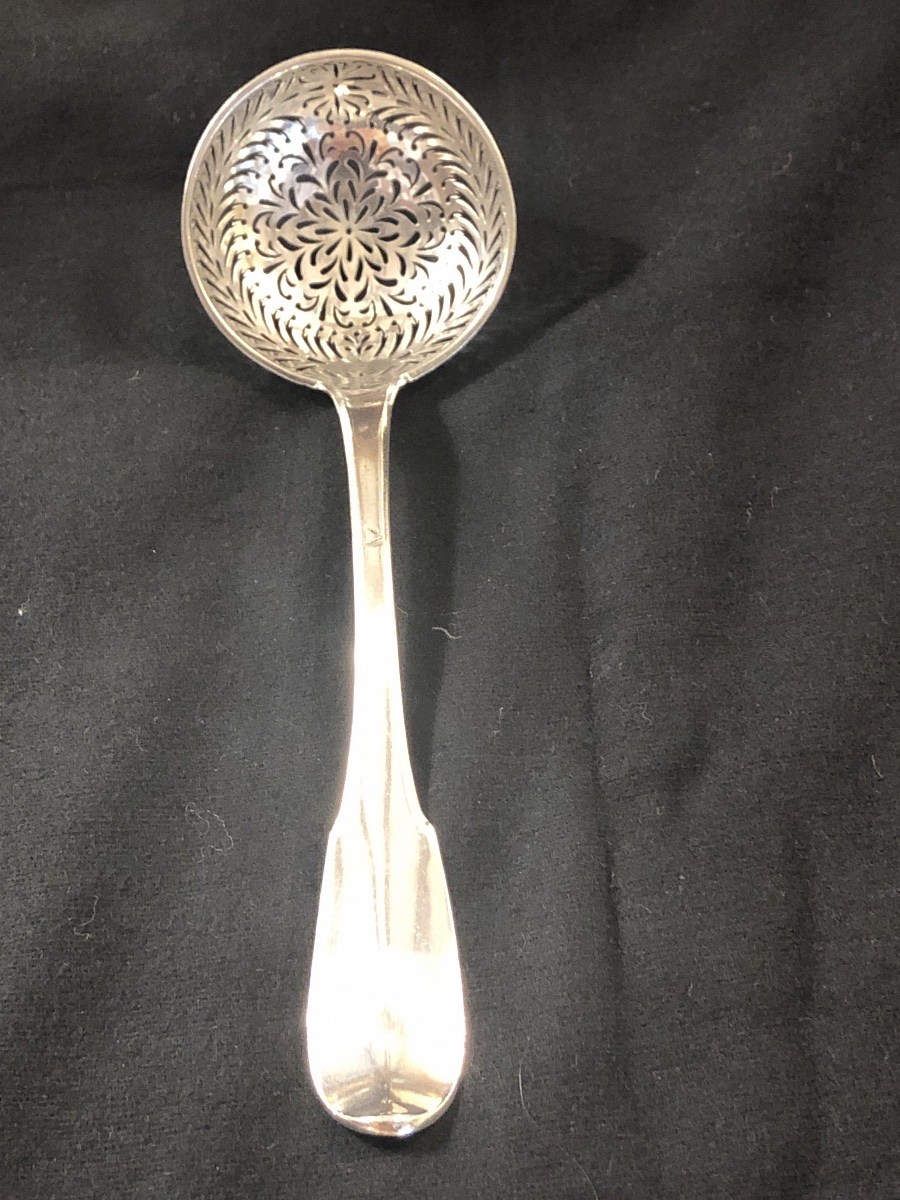 Cuillère saupoudreuse en argent massif  (1809-1819) 