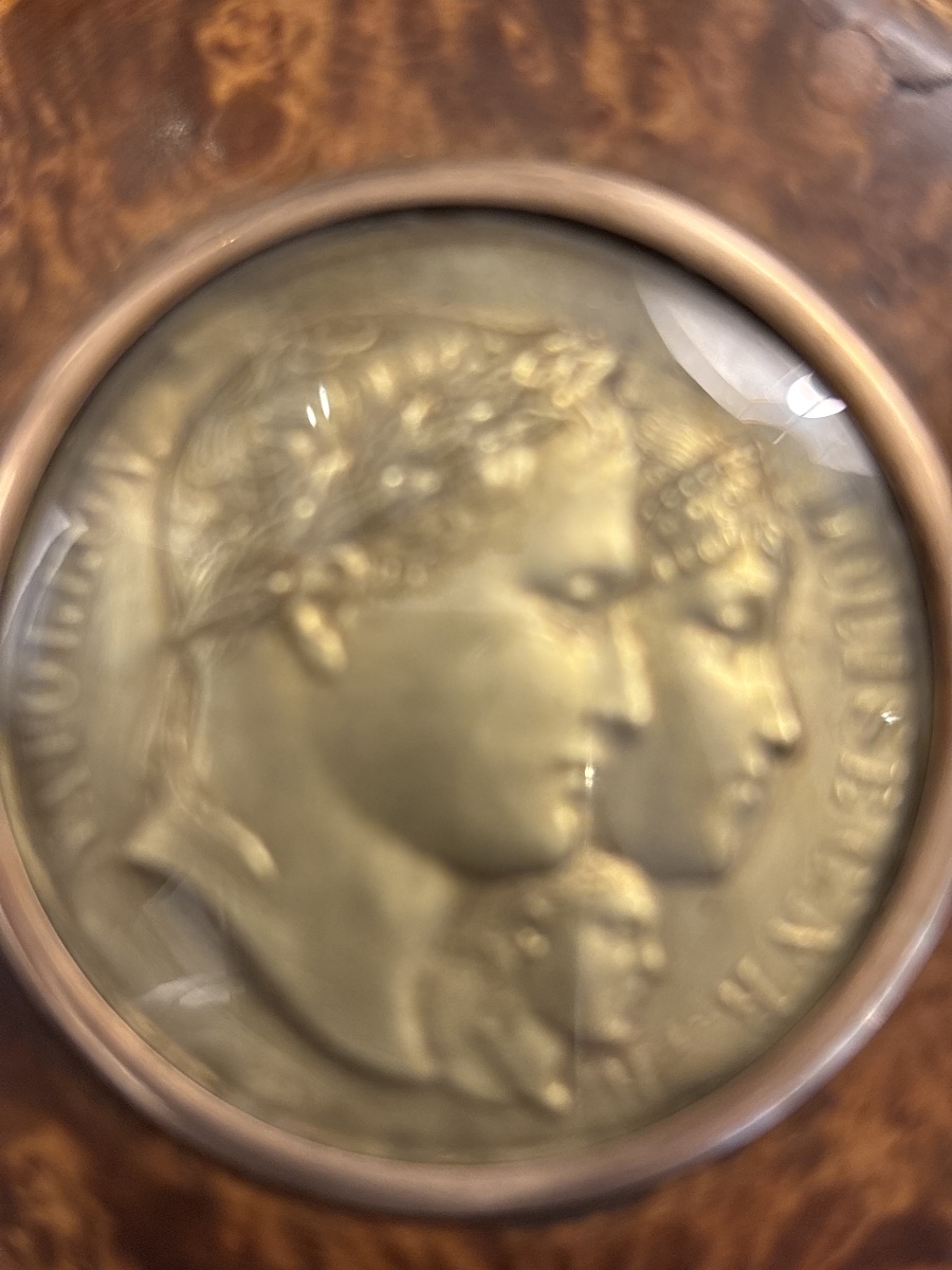 Boîte en loupe avec le profil de Napoléon 1er , Marie Louise , le Roi de Rome  en laiton XIX e-photo-2